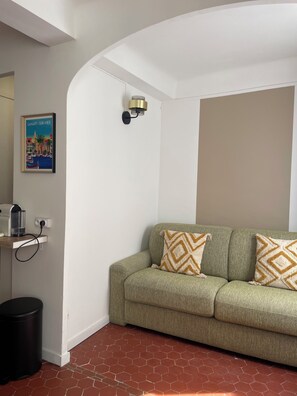 Interior - 50 meters from the harbor and beaches, new apartment, air conditioning and parking, sleeps 4. (Sanary-sur-Mer)