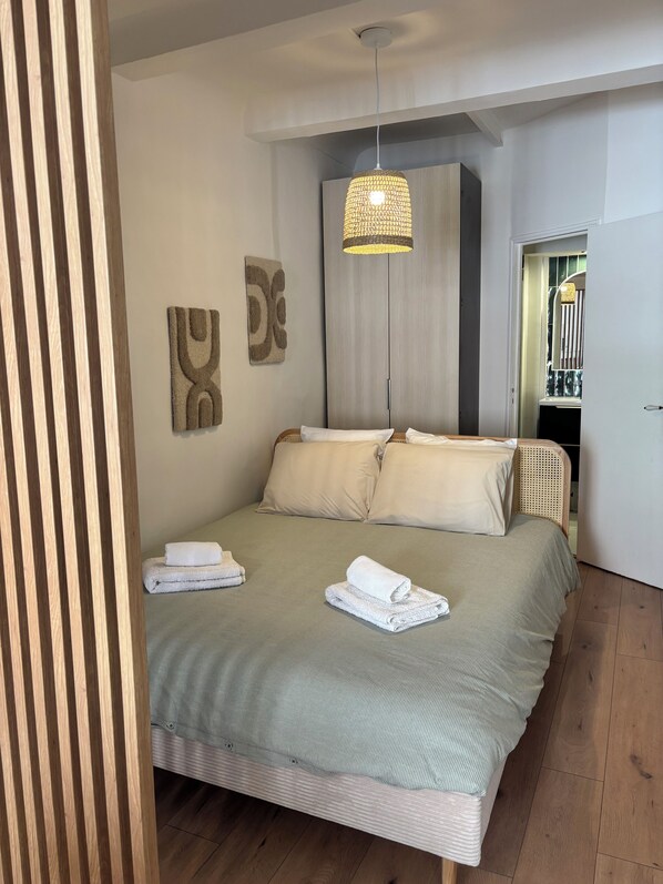 Iron/ironing board, travel cot, free WiFi, bed sheets - 50 meters from the harbor and beaches, new apartment, air conditioning and parking, sleeps 4. (Sanary-sur-Mer)