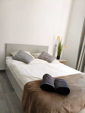 Iron/ironing board, internet - Cozy 1-bedroom apartment in Bucharest with AC, 2.5 min to Mihai Bravu metro (București)