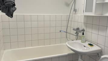Classic-Apartment | Badezimmer | Dusche, HandtĂŒcher, Toilettenpapier