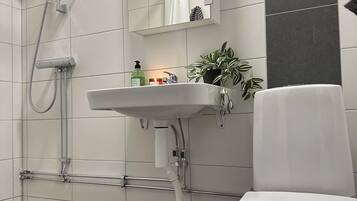 Appartement classique | Salle de bain | Douche, serviettes fournies, papier de toilette