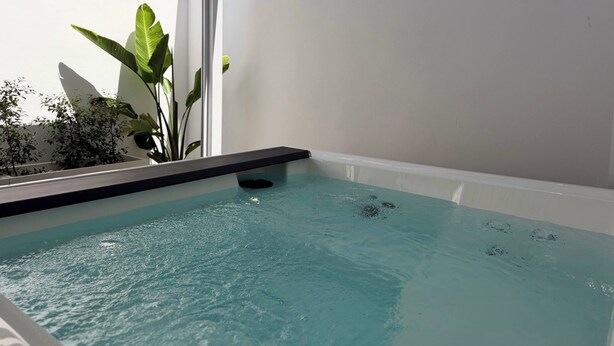 A small indoor pool with clear water, surrounded by white walls and a window. - In the heart of Salento, suites with private hot tubs (Cutrofiano)