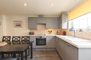 Fridge, stovetop - Newquay - Atlantic Lodge - 10 - Pets - Pools - Gym (Newquay)