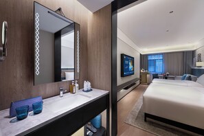 Family Twin Room, City View | Desk, laptop workspace, blackout curtains, soundproofing - Beijing Sanlitun Gongti Manxin Hotel (Beijing)