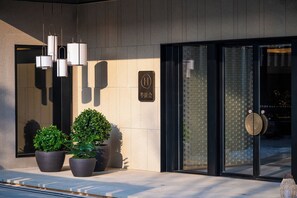 Exterior detail - Beijing Sanlitun Gongti Manxin Hotel (Beijing)