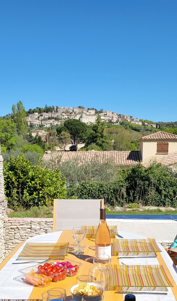 Outdoor dining - A quiet home with a superb view of the historic village and a pool (VEZENOBRES)