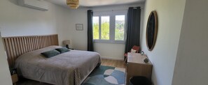 Room - A quiet home with a superb view of the historic village and a pool (VEZENOBRES)