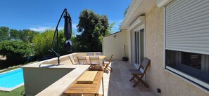 Outdoor dining - A quiet home with a superb view of the historic village and a pool (VEZENOBRES)