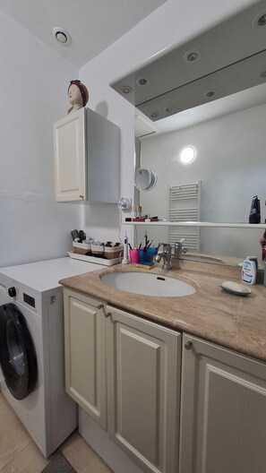 Bathroom - A quiet home with a superb view of the historic village and a pool (VEZENOBRES)