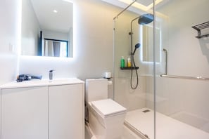 Shower, hair dryer, towels - The White Heaven (Banglamung)