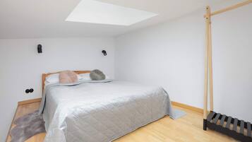 Iron/ironing board, travel cot, WiFi, bed sheets