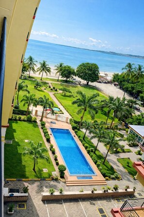 A swimming pool with a view of the beach and ocean. - Spacious 3-bedroom apartment in charming Dar es Salaam with AC (Dar es Salaam)