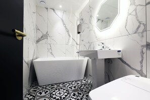 Quarto casal luxo | Banheiro | Chuveiro/banheira combinados, secador de cabelo, toalhas de banho 