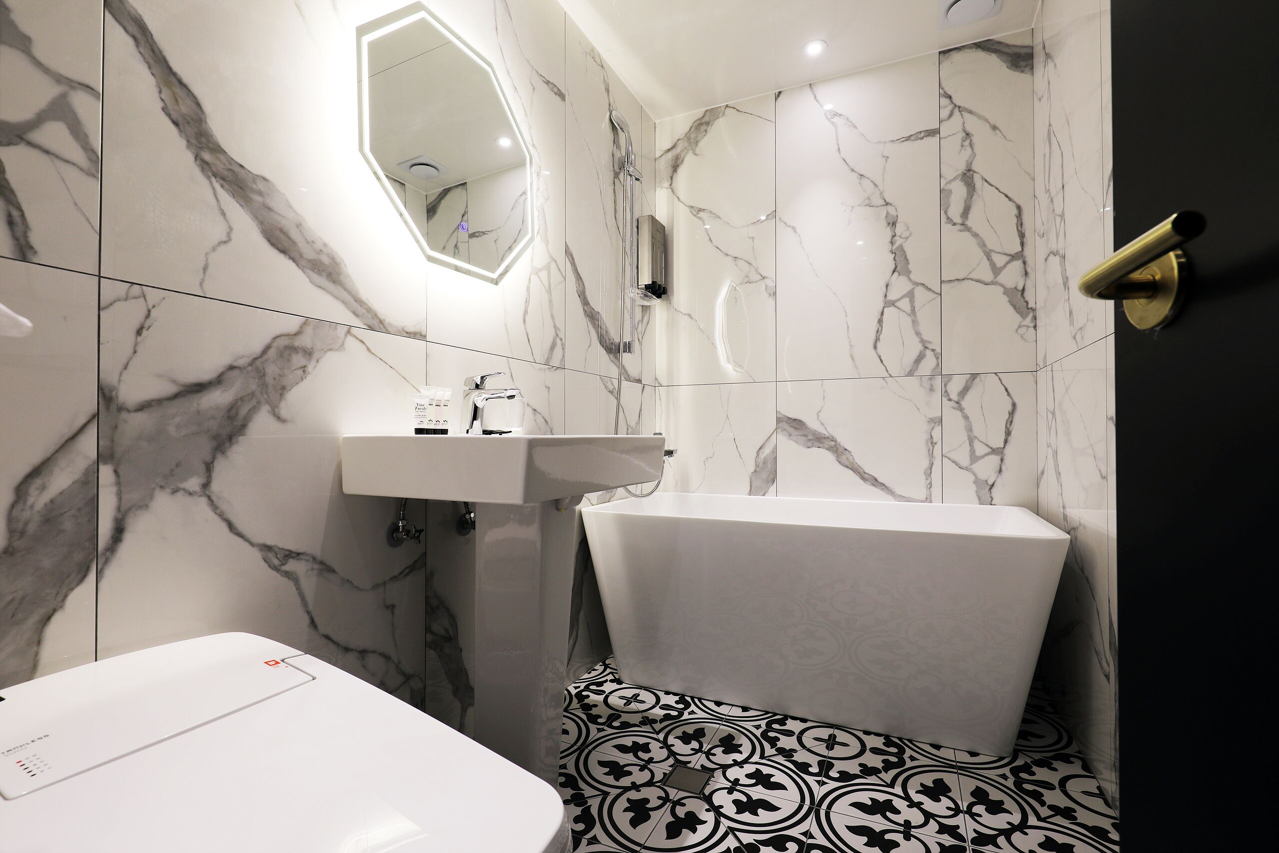 Habitación Deluxe doble | Baño | Ducha y bañera combinadas, secador de pelo, toallas y jabón