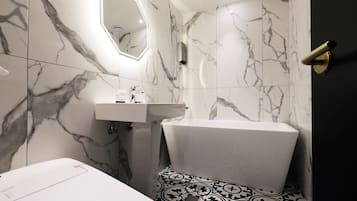 Habitación Deluxe doble | Baño | Ducha y bañera combinadas, secador de pelo, toallas y jabón