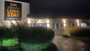 Un edificio con un letrero que dice 'Sweden Long Stay' y una dirección web.