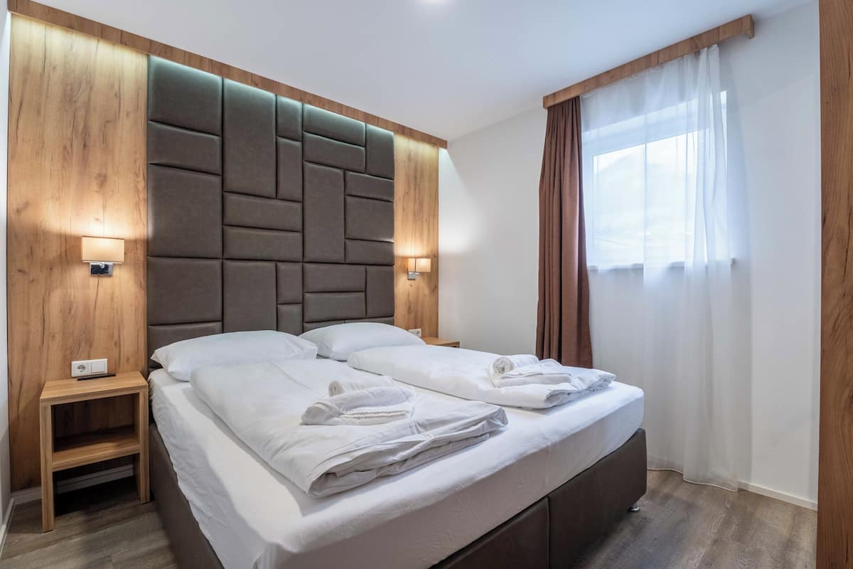 Family Apartment, Balcony, Mountain View | Ruang kerja komputer riba, langsir/tirai gelap terus, kalis bunyi