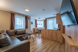 Apartamento júnior, sacada, vista para a montanha | Área de estar