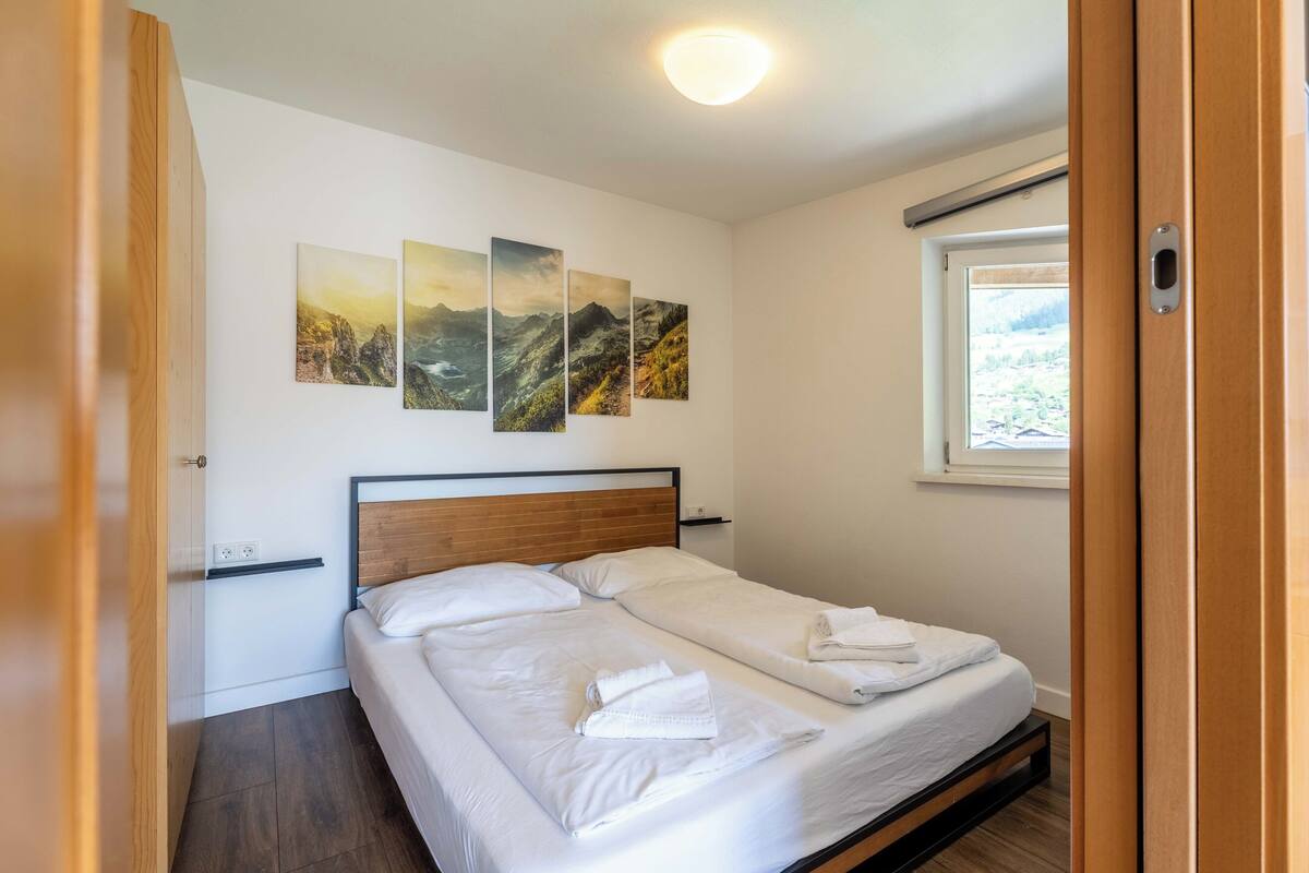 Basic Apartment, Balcony, Mountain View | Ruang kerja komputer riba, langsir/tirai gelap terus, kalis bunyi
