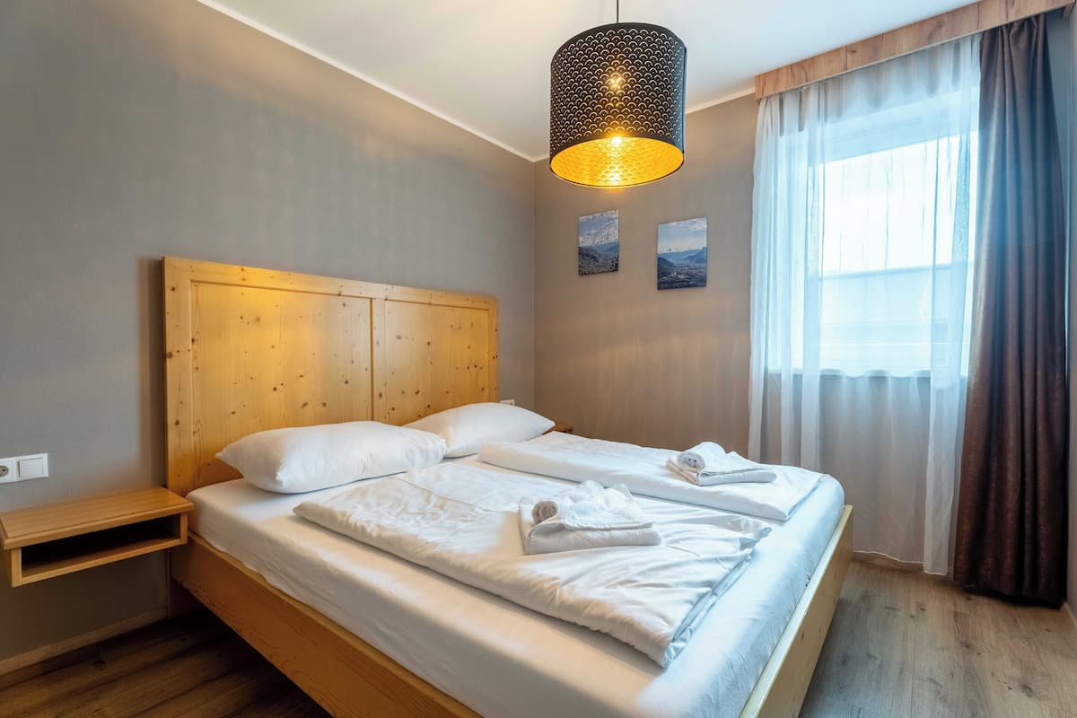 Junior Apartment, Balcony, Mountain View | Ruang kerja komputer riba, langsir/tirai gelap terus, kalis bunyi