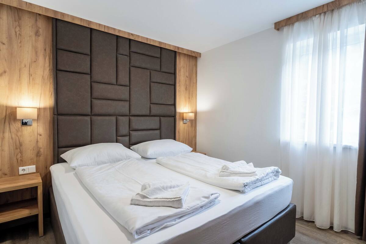 Grand Apartment, Balcony, Mountain View | Ruang kerja komputer riba, langsir/tirai gelap terus, kalis bunyi