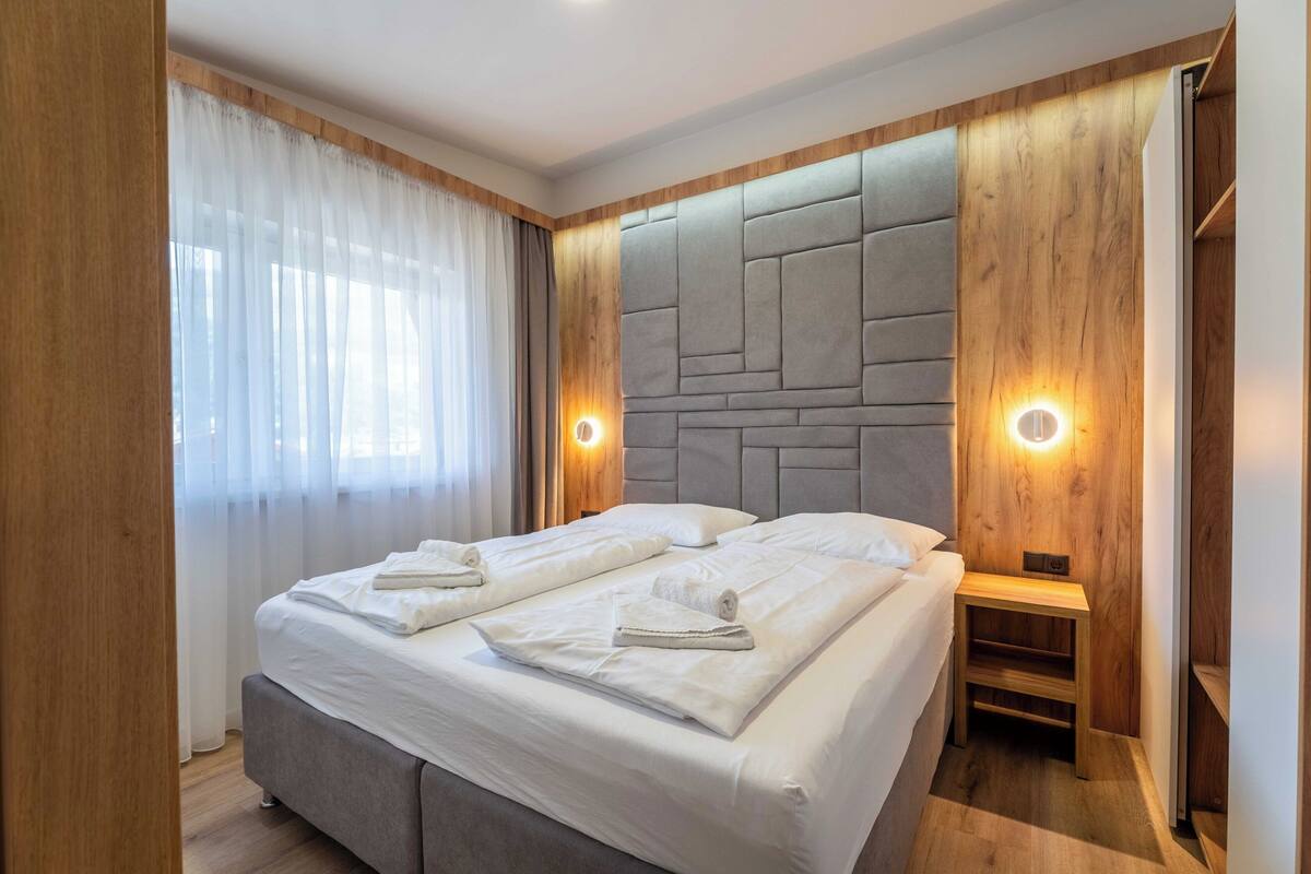 Signature Apartment, Balcony, Mountain View | Ruang kerja komputer riba, langsir/tirai gelap terus, kalis bunyi