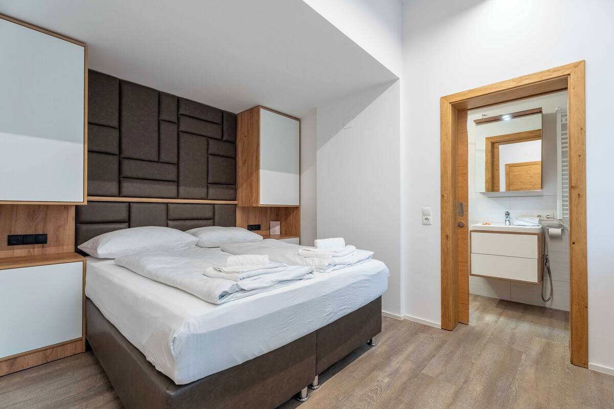 Superior Apartment, Garden View | Ruang kerja komputer riba, langsir/tirai gelap terus, kalis bunyi