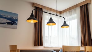 Apartemen Junior, balkon, pemandangan gunung | Tempat makan