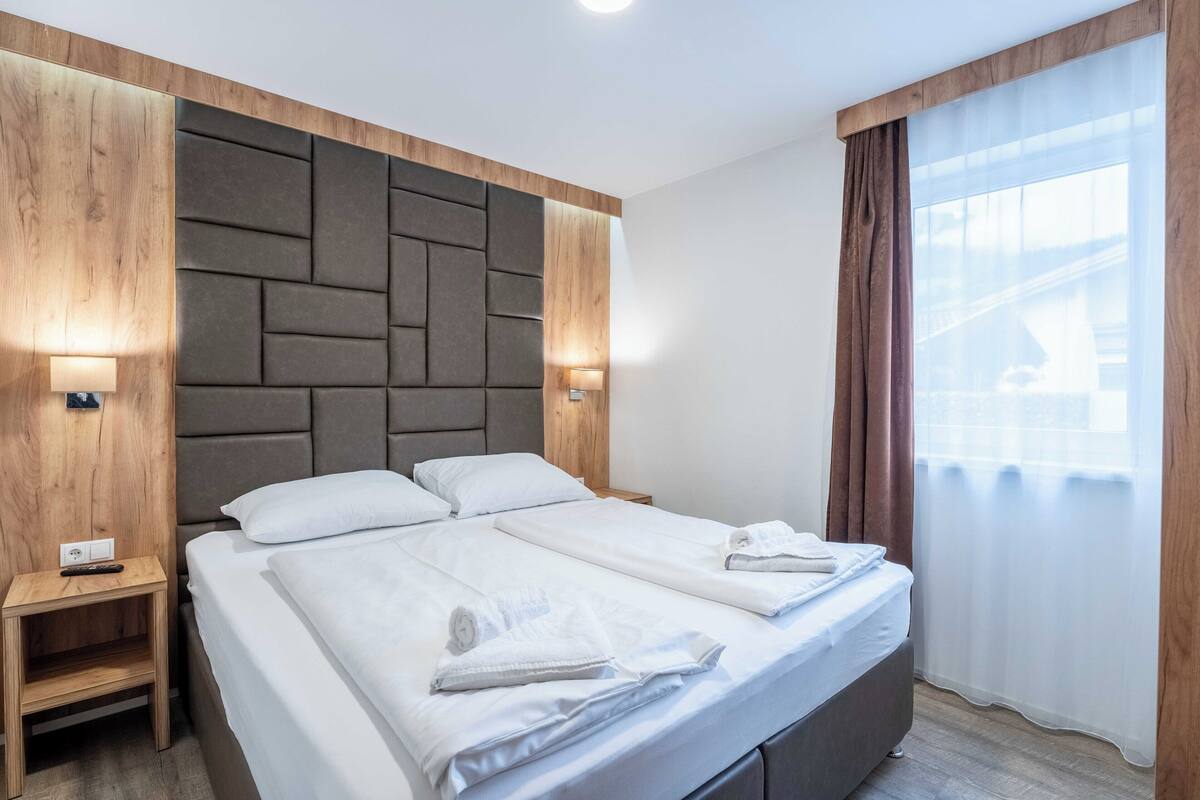 Traditional Apartment, Mountain View | Ruang kerja komputer riba, langsir/tirai gelap terus, kalis bunyi