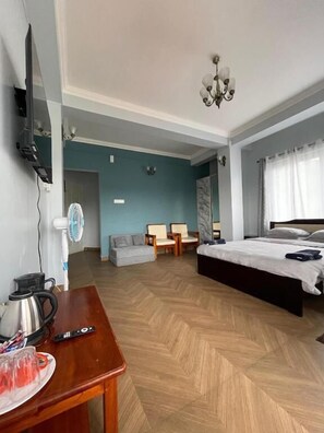 Habitación Deluxe doble, balcón, vistas a la colina | Tabla de planchar con plancha y wifi gratis