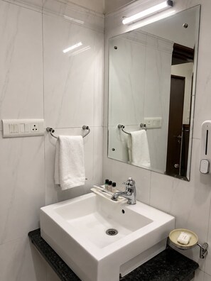 Superior Room | Bathroom - Mayfair (Mandi)