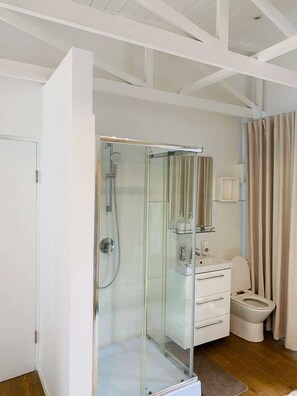 Dusche, Handtücher, Toilettenpapier