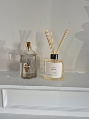 Douche, sèche-cheveux, serviettes fournies, savon