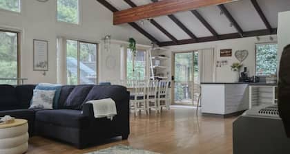 Raylea Retreat - Rest and Relax surrounded by nature - fur baby friendly!!