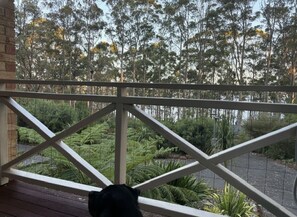 A balcony with a view of a garden and trees. - Raylea Retreat - Rest and Relax surrounded by nature - fur baby friendly!! (Denmark)