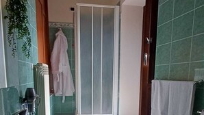 A bathroom with a sink, bidet, and shower area. - B&B Gioiosa (Gioiosa Ionica)
