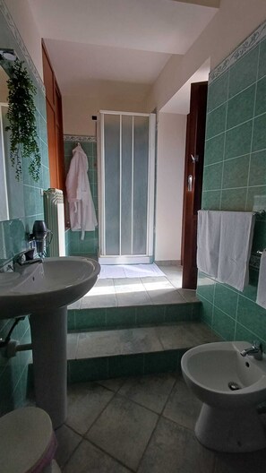 Familieværelse til 3 personer | Badeværelse | Bruser, gratis toiletartikler, hårtørrer, hjemmesko