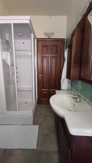 Luxury Double Room | Bathroom | Shower, free toiletries, hair dryer, slippers - B&B Gioiosa (Gioiosa Ionica)