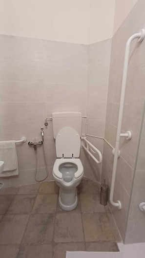 Doppia Deluxe | Bagno | Doccia, set di cortesia gratuito, asciugacapelli, pantofole