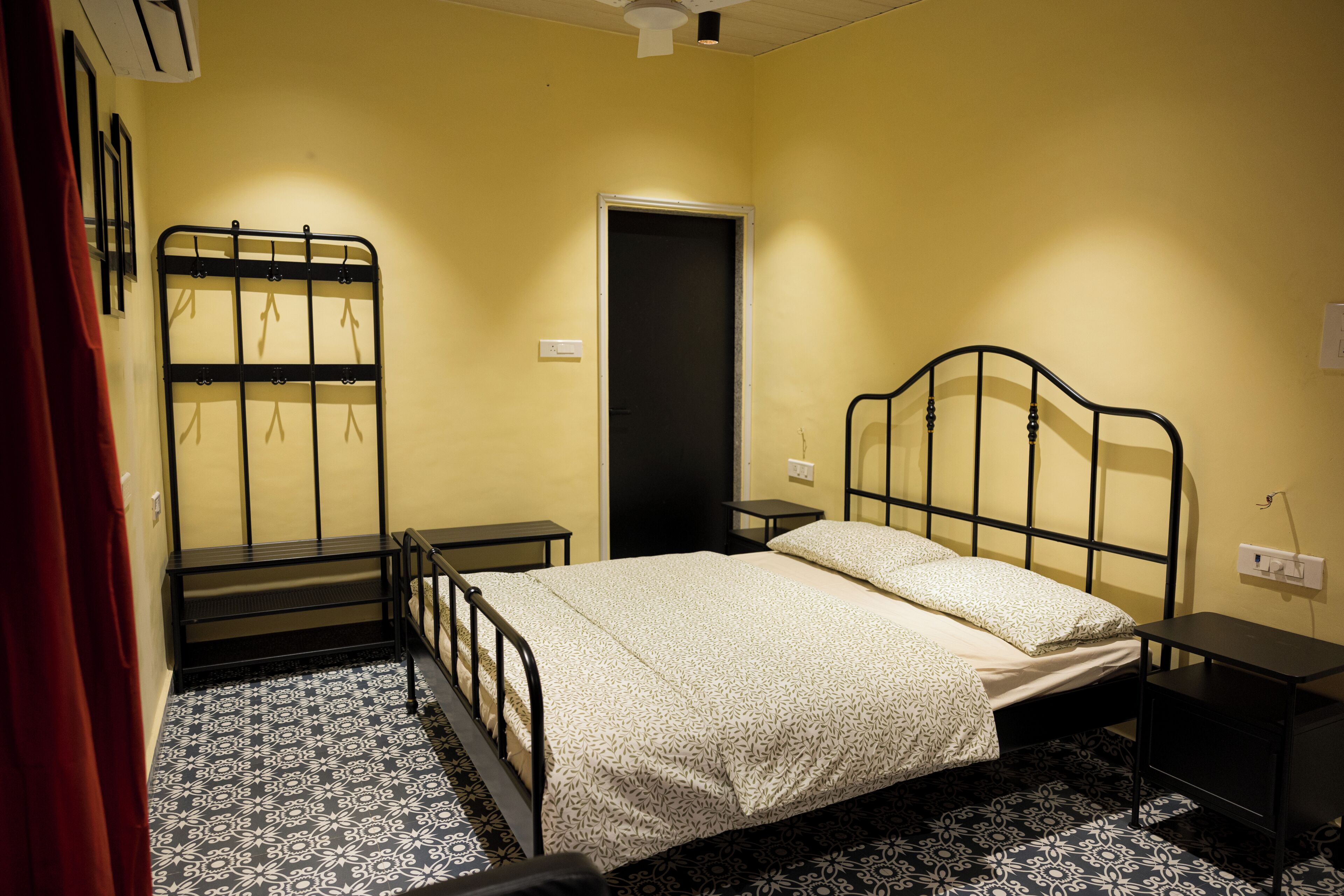Une pièce comprenant un lit, une armoire, une porte et une petite table.