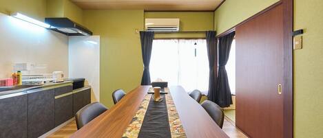 تناول الطعام داخل الغرفة
