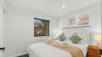 5 bedrooms, iron/ironing board, WiFi (free), bed sheets