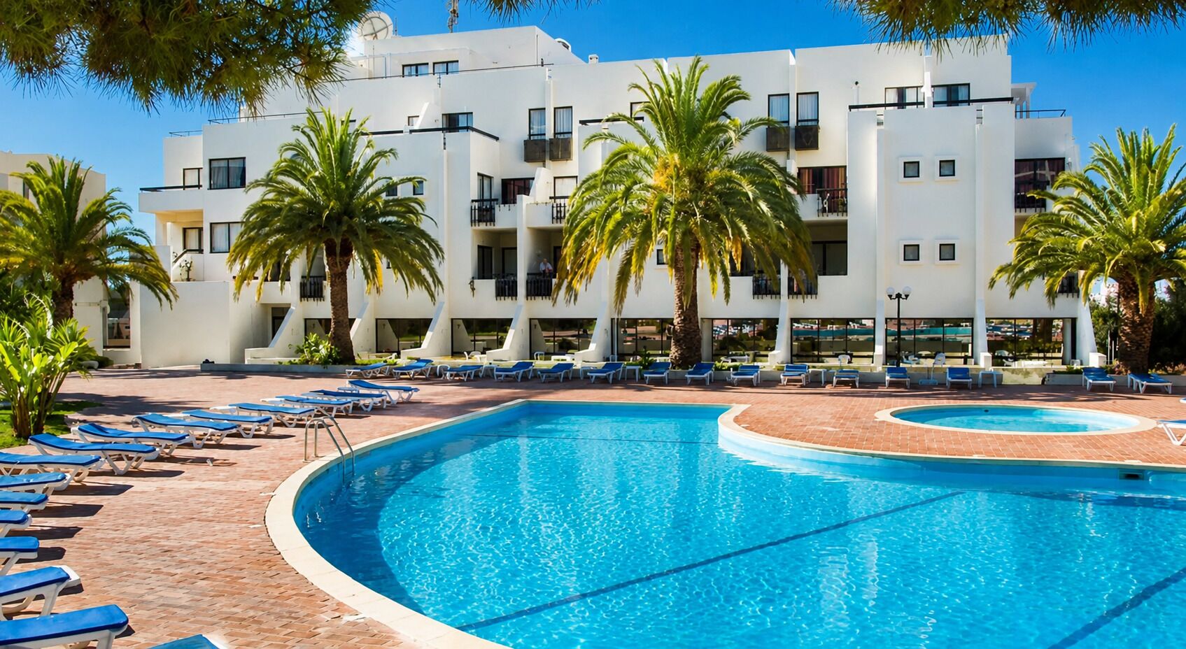 حمّام سباحة خارجي موسمي، مظلات على حمّام السباحة، مقاعد للتشمس