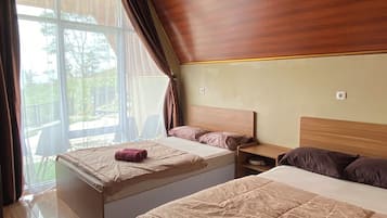 Family Cabin, Mountain View | Hypo-allergenic bedding, iron/ironing board (on request), free WiFi