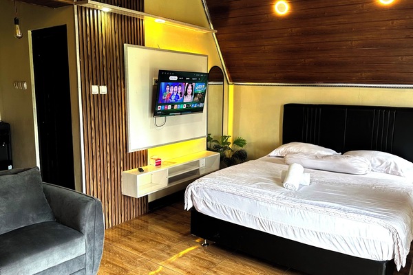 Deluxe Cabin, Mountain View | Hypo-allergenic bedding available, iron/ironing board (on request)