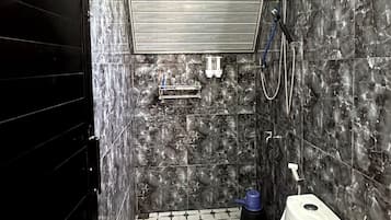 Deluxe Cabin, Mountain View | Bathroom | Shower, rainfall showerhead, towels, soap