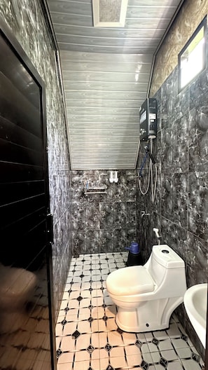 Deluxe Cabin, Mountain View | Bathroom | Shower, rainfall showerhead, towels, soap - Telagamenjer ID Villa (Wonosobo)