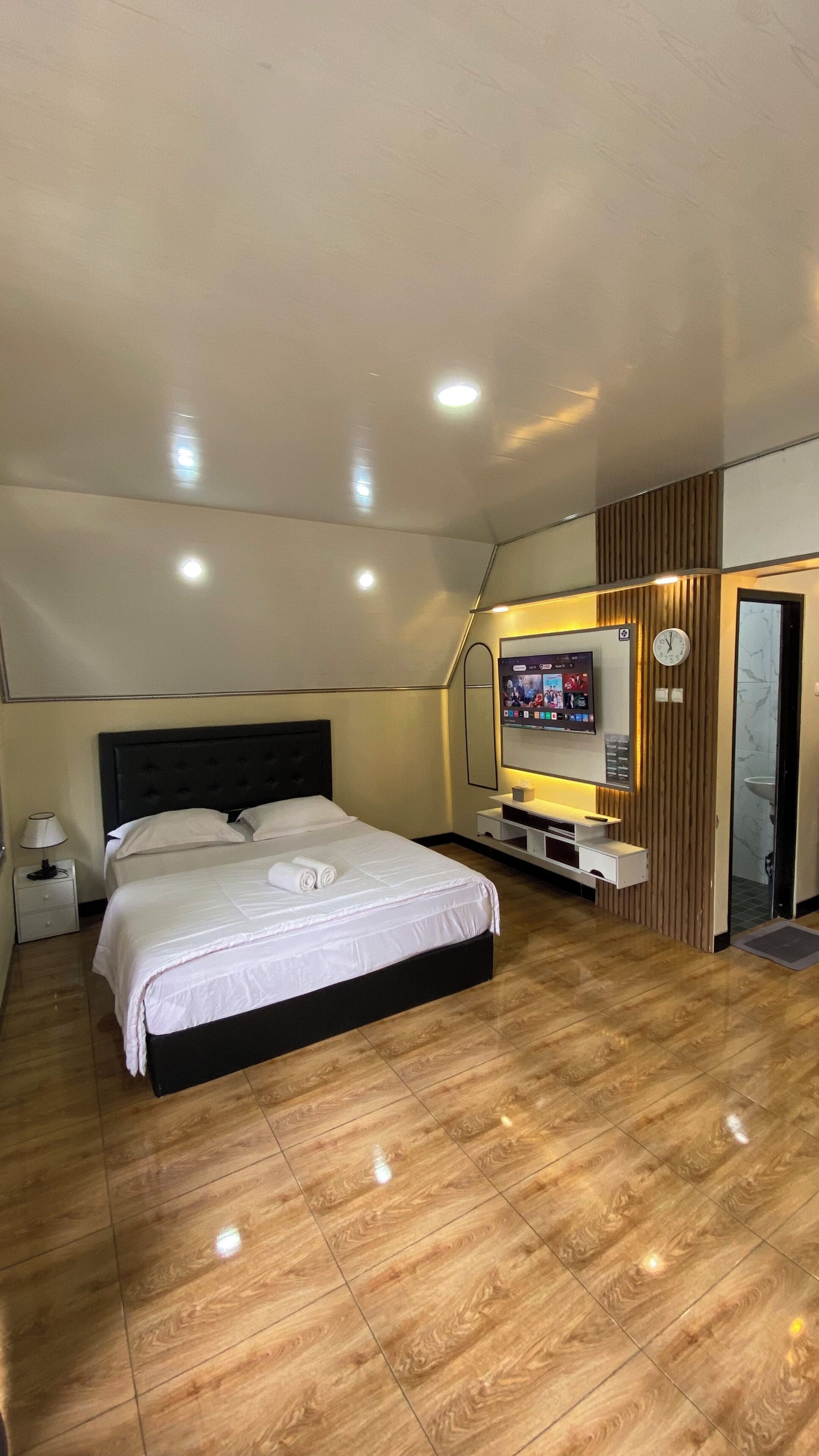 Deluxe Cabin, Mountain View | Hypo-allergenic bedding, iron/ironing board (on request), free WiFi