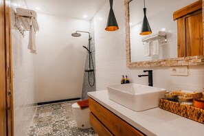 Luxury Villa, 1 Bedroom, Balcony, Pool View | Bilik Mandi | Tab mandi dan pancuran berasingan, kelengkapan dandanan diri percuma 