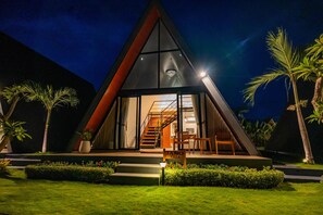Luxury Villa, 1 Bedroom, Balcony, Pool View | Meja, ruang kerja komputer riba, Wi-fi percuma 
